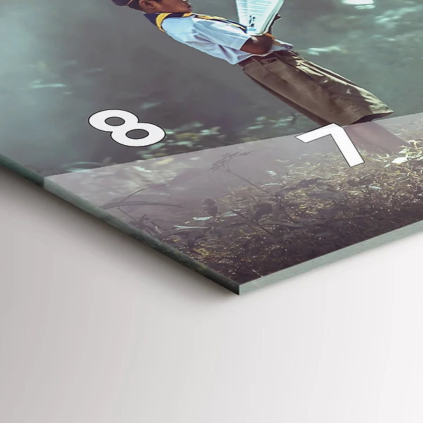 Horizontale Uhr Junge liest ein Buch