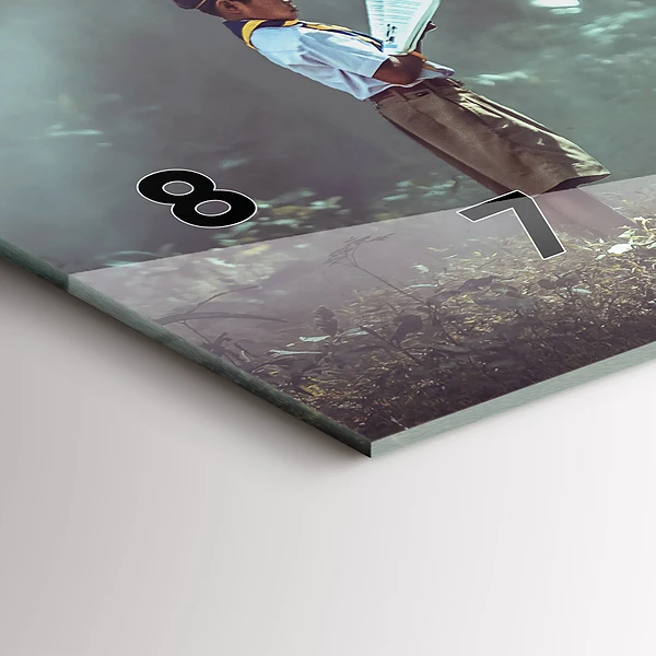 Horizontale Uhr Junge liest ein Buch
