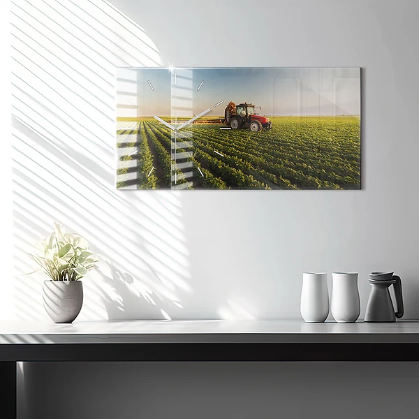 Horizontale Uhr mit motiv Traktor sprüht ein Feld