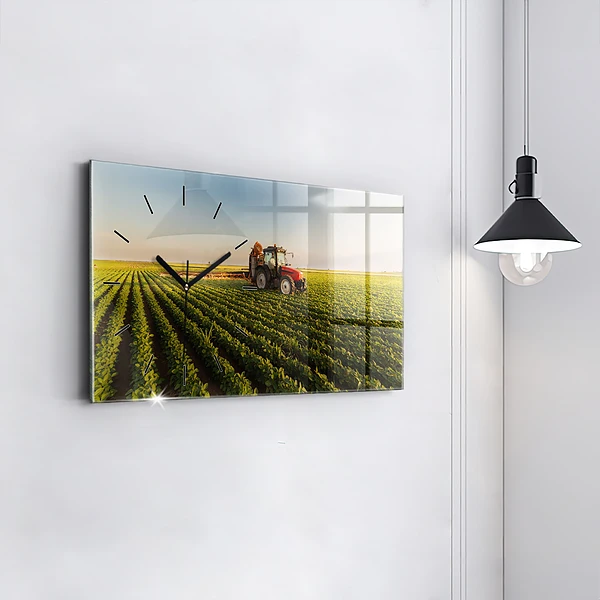 Horizontale Uhr mit motiv Traktor sprüht ein Feld