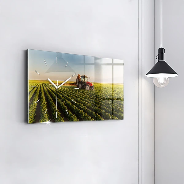 Horizontale Uhr mit motiv Traktor sprüht ein Feld