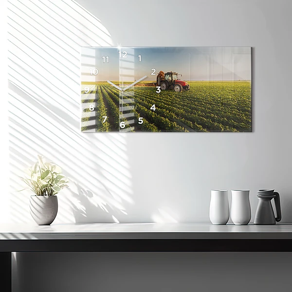 Horizontale Uhr mit motiv Traktor sprüht ein Feld