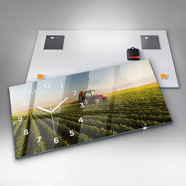 Horizontale Uhr mit motiv Traktor sprüht ein Feld