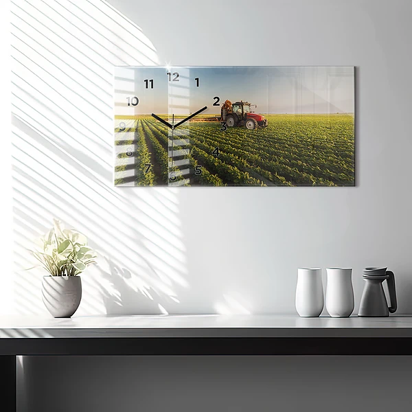 Horizontale Uhr mit motiv Traktor sprüht ein Feld
