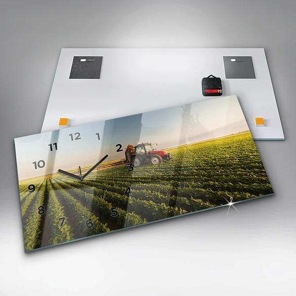 Horizontale Uhr mit motiv Traktor sprüht ein Feld