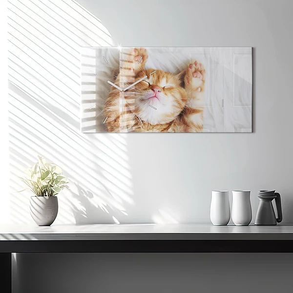 Horizontale Uhr Kleine Katze schlafend