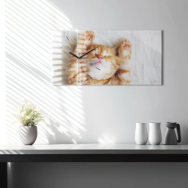 Horizontale Uhr Kleine Katze schlafend