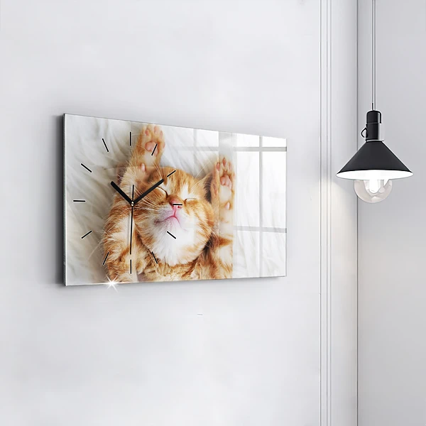 Horizontale Uhr Kleine Katze schlafend