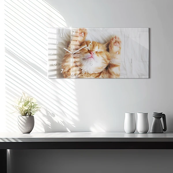 Horizontale Uhr Kleine Katze schlafend