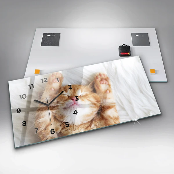 Horizontale Uhr Kleine Katze schlafend