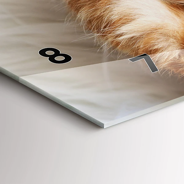 Horizontale Uhr Kleine Katze schlafend