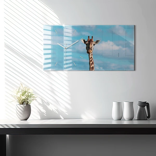 Horizontale Uhr mit motiv Große Giraffe vor einem Himmelshintergrund