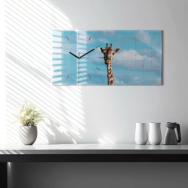 Horizontale Uhr mit motiv Große Giraffe vor einem Himmelshintergrund