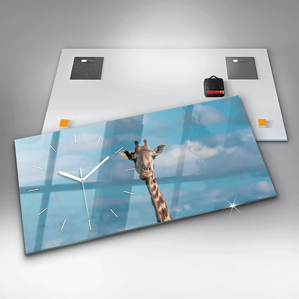 Horizontale Uhr mit motiv Große Giraffe vor einem Himmelshintergrund