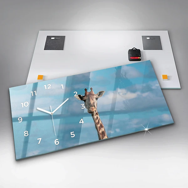 Horizontale Uhr mit motiv Große Giraffe vor einem Himmelshintergrund