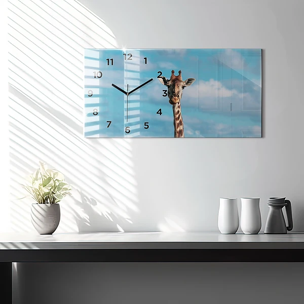 Horizontale Uhr mit motiv Große Giraffe vor einem Himmelshintergrund