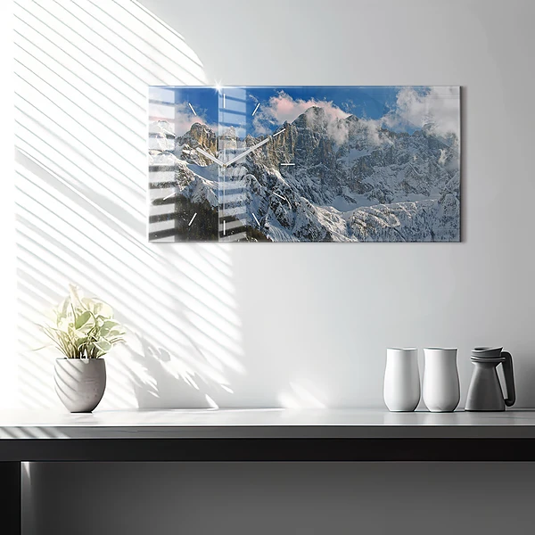 Horizontale Uhr mit motiv Berge unter dem blauen Himmel