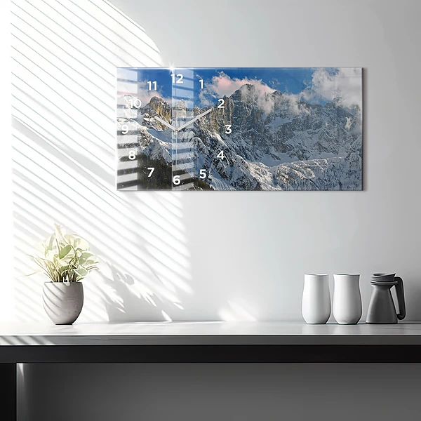 Horizontale Uhr mit motiv Berge unter dem blauen Himmel