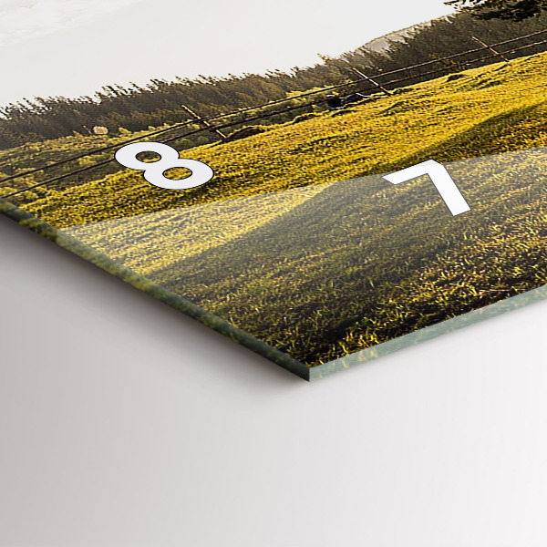 Horizontale Uhr mit motiv Baum auf einem Hügel