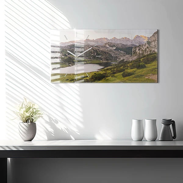 Horizontale Uhr mit motiv See und Berge in den Pyrenäen