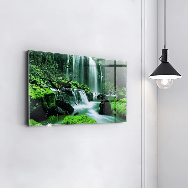 Horizontale Uhr Wasserfall zwischen Moos