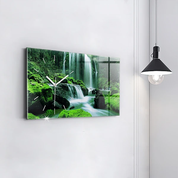 Horizontale Uhr Wasserfall zwischen Moos