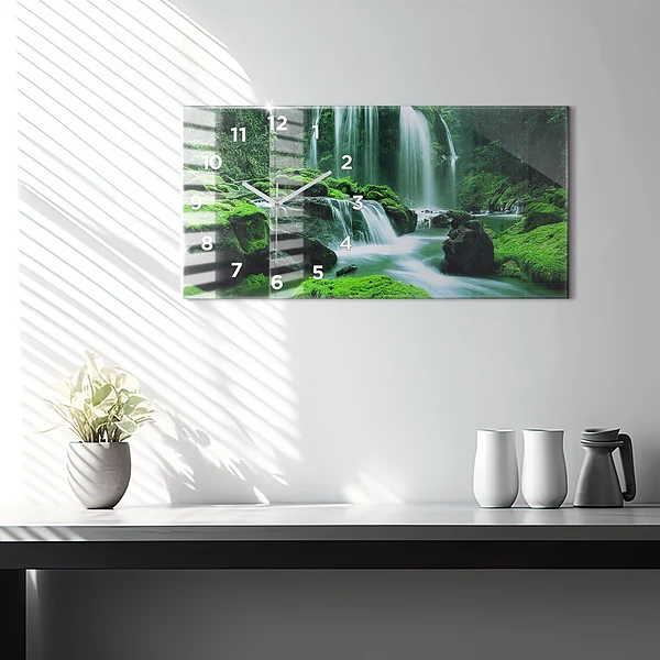 Horizontale Uhr Wasserfall zwischen Moos