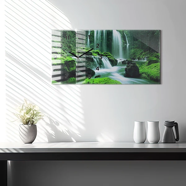 Horizontale Uhr Wasserfall zwischen Moos