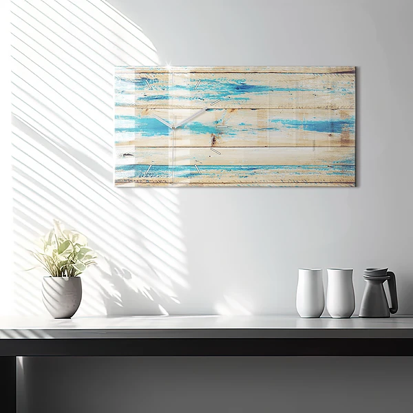Horizontale Uhr Zerkratztes Holz