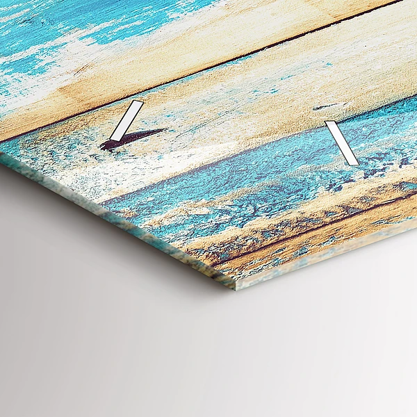 Horizontale Uhr Zerkratztes Holz