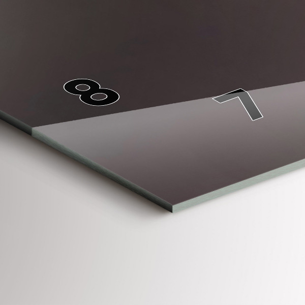 Horizontale Uhr Lampe mit Rotwein