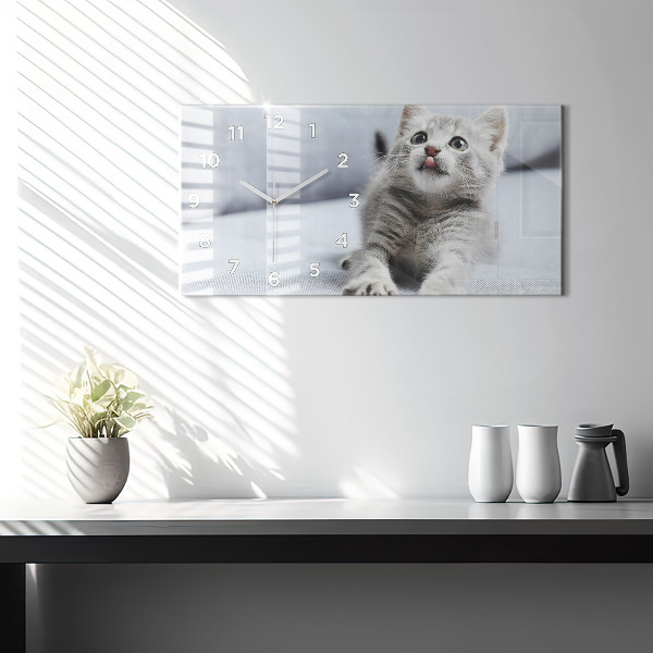 Horizontale Uhr Katze auf einem Sofa