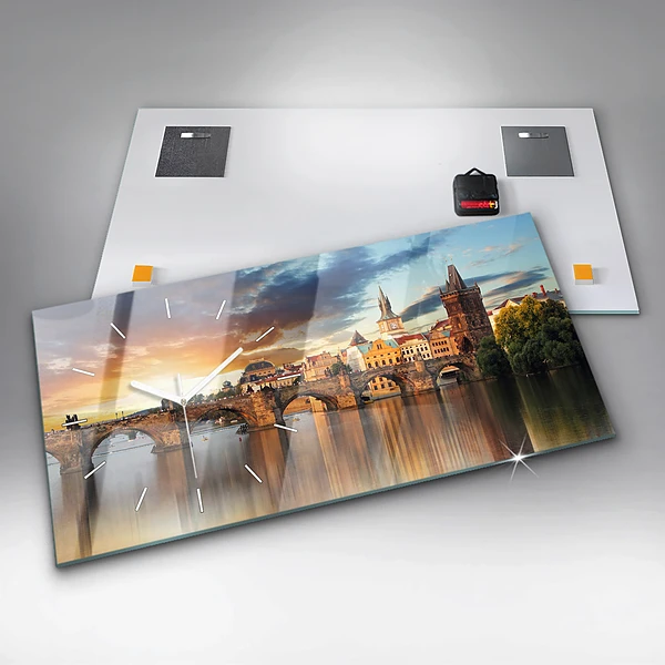 Horizontale Uhr mit motiv Panorama über einen Fluss