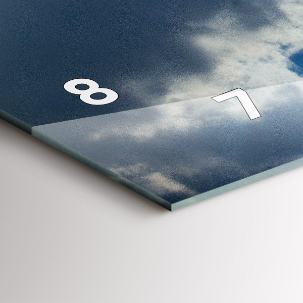 Horizontale Uhr Polnische Flagge gegen den Himmel