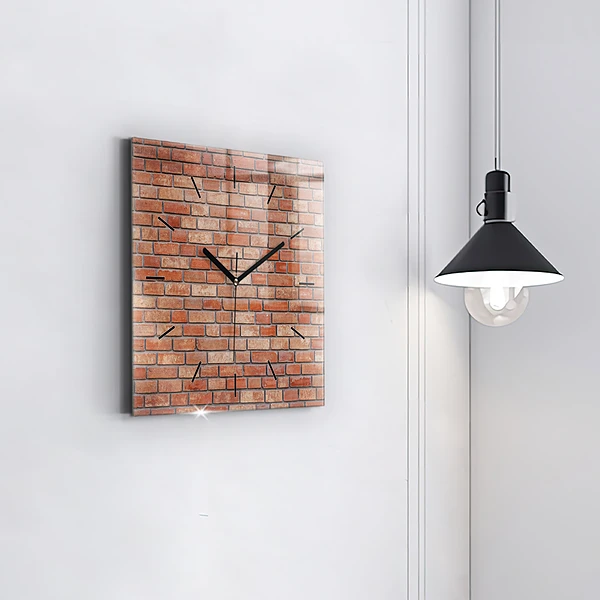 Wanduhr modern quadratisch Backsteinmauer