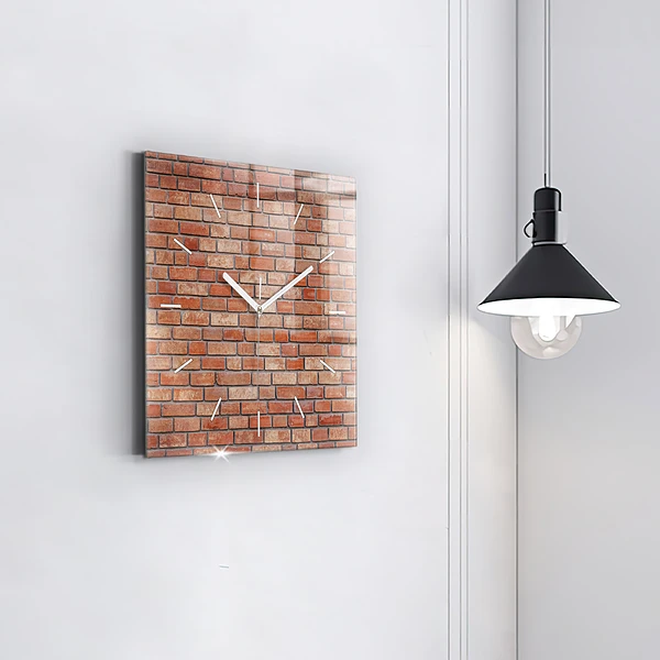 Wanduhr modern quadratisch Backsteinmauer