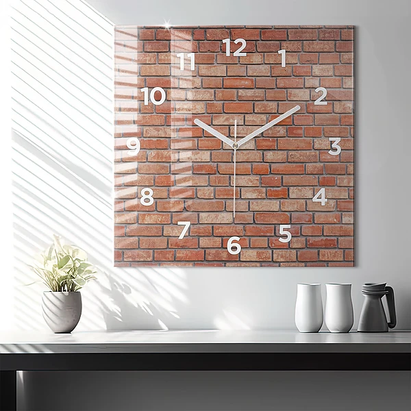 Wanduhr modern quadratisch Backsteinmauer