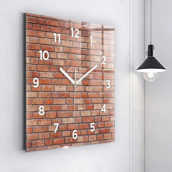 Wanduhr modern quadratisch Backsteinmauer