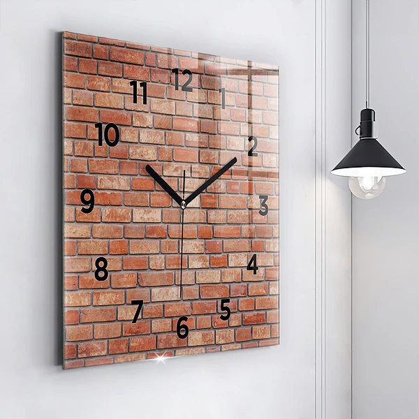 Wanduhr modern quadratisch Backsteinmauer