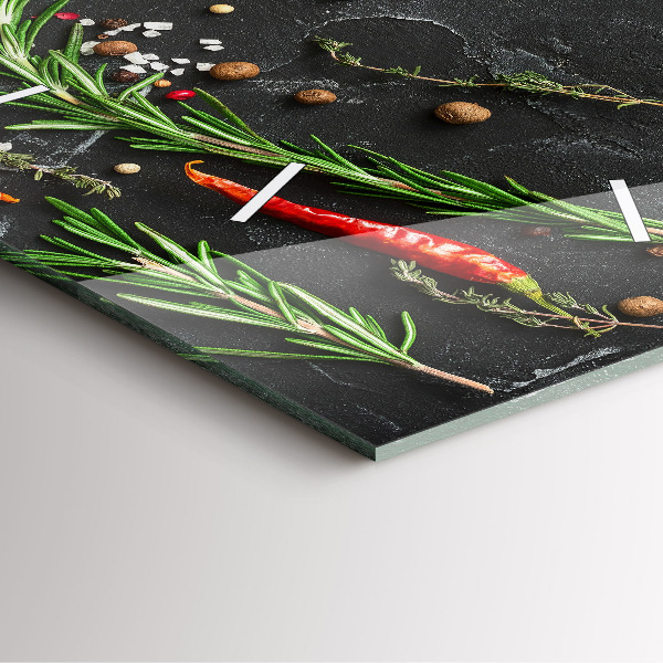 Wanduhr modern quadratisch Gewürze auf der Tischplatte