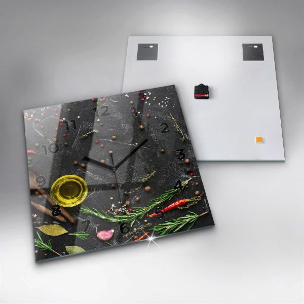 Wanduhr modern quadratisch Gewürze auf der Tischplatte