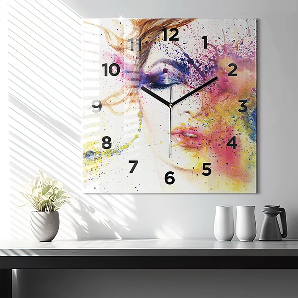Wanduhr quadratisch mit motiv Porträt einer geheimnisvollen Frau