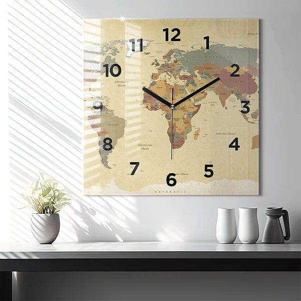 Wanduhr quadratisch mit motiv Weltkarte im Vintage-Stil