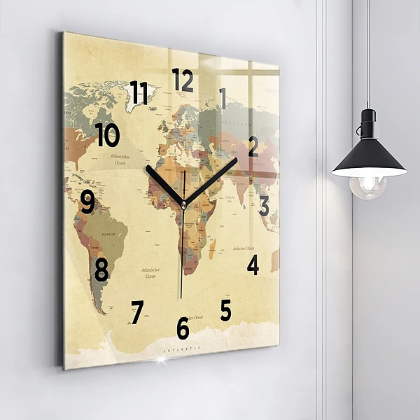 Wanduhr quadratisch mit motiv Weltkarte im Vintage-Stil
