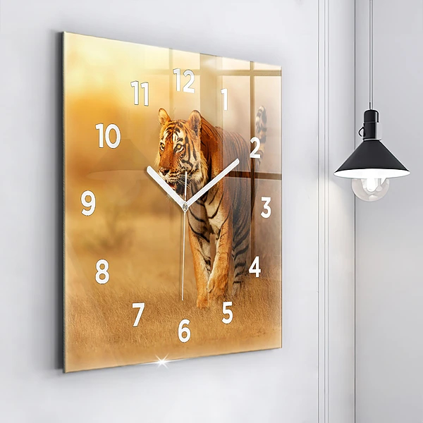 Wanduhr quadratisch mit motiv Tiger jagen