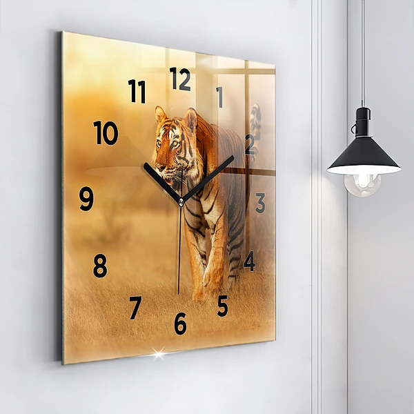 Wanduhr quadratisch mit motiv Tiger jagen