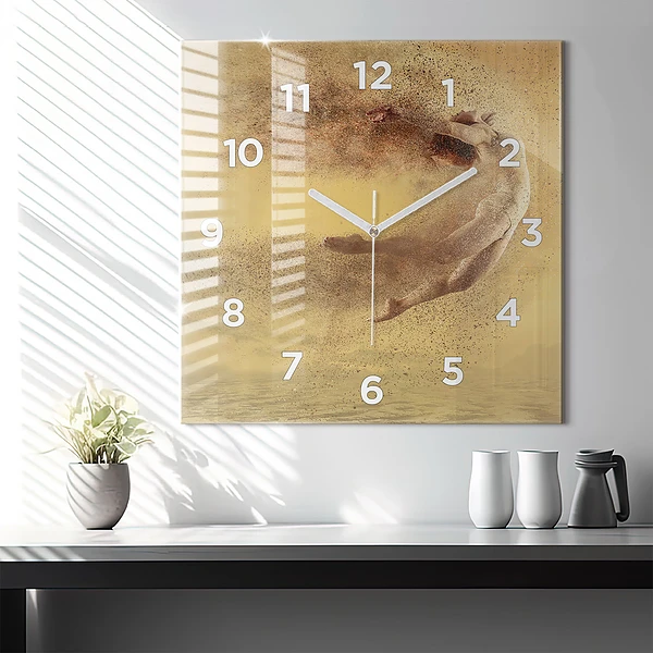 Wanduhr modern quadratisch Frau in Figur