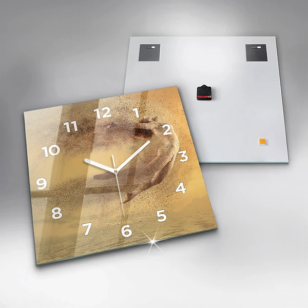 Wanduhr modern quadratisch Frau in Figur