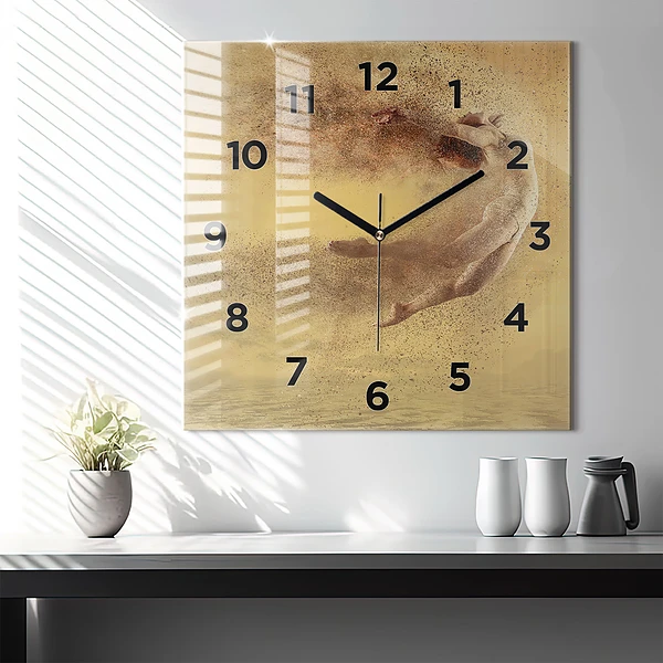 Wanduhr modern quadratisch Frau in Figur