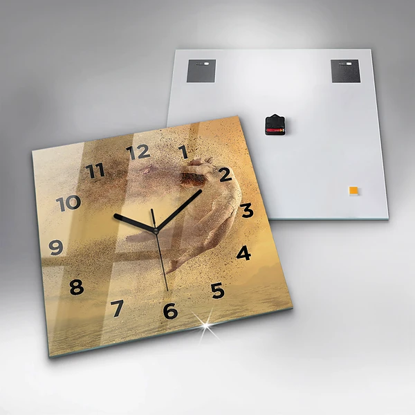 Wanduhr modern quadratisch Frau in Figur